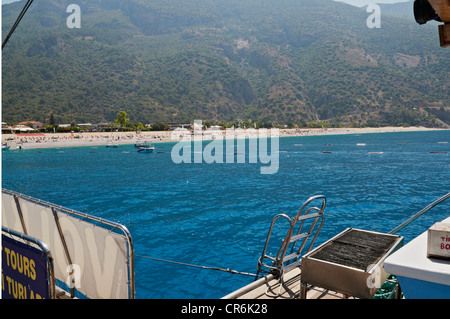 Olu Deniz Beach prises depuis le pont d'un bateau d'excursion. Banque D'Images