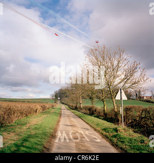 Des jets Hawk les flèches rouges, la RAF aerobatic team effectuer l'affichage de la formation dans le ciel au-dessus de leur Lincolnshire maison. Banque D'Images