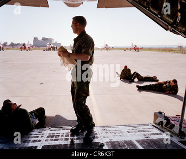 Le personnel au sol de l'ingénierie des flèches rouges, la RAF Aerobatic Team, repos avant l'étape suivante du voyage annuel à Chypre. Banque D'Images