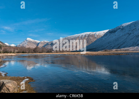 Glen Etive Loch Etive Ecosse Highland avec des sommets enneigés en arrière-plan Broige Stob Na Banque D'Images