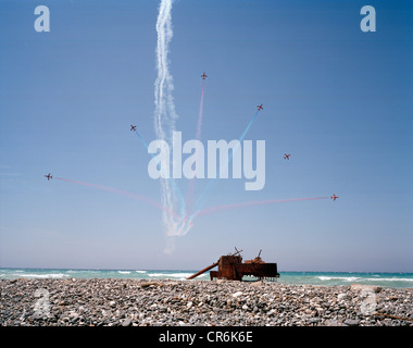 Des jets Hawk les flèches rouges, la RAF aerobatic team pratique l'afficheur à l'aide d'une vieille épave comme afficher datum (centre). Banque D'Images