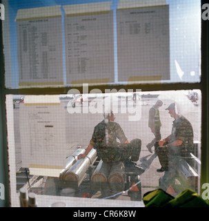 Le personnel au sol de l'ingénierie des flèches rouges, la RAF Aerobatic Team, lors de retournements de vols d'entraînement. Banque D'Images