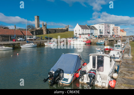 Bateaux dans Harbour St. Andrewws Fife avec Règles. Tour en arrière-plan la cathédrale St Anfdrews Ecosse Banque D'Images