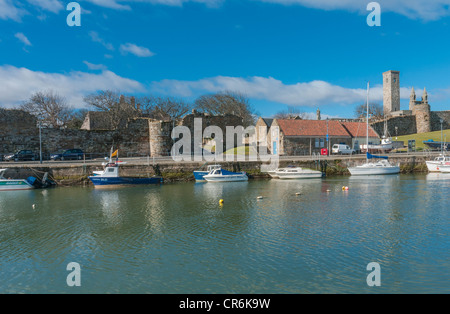 Bateaux dans Harbour St. Andrewws Fife avec Règles. Tour en arrière-plan la cathédrale St Anfdrews Ecosse Banque D'Images