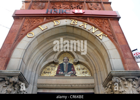 Près d'une mosaïque de Shakespeare au-dessus de l'entrée à l'ancienne banque maintenant une succursale de la HSBC à Stratford upon Avon. Banque D'Images