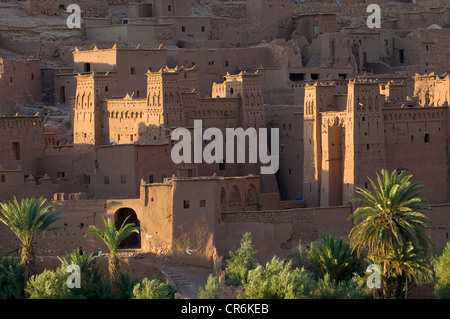 Coucher du soleil lumière attraper kasbahs fortifiées dans le village fortifié (KSAR) d'Ait Benhaddou, Maroc Banque D'Images