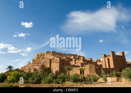 Les nuages au-dessus de la Kasbahs en ruine dans le village fortifié (KSAR) d'Ait Benhaddou, Maroc Banque D'Images