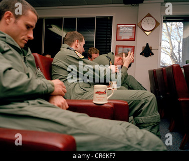 Les pilotes de la Red Arrows, la patrouille acrobatique de la RAF endurer un après-de-bref dans la chambre de l'équipage de l'escadron RAF Scampton. Banque D'Images