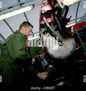 Le personnel au sol de l'ingénierie des flèches rouges, la RAF Aerobatic Team, une maintenance planifiée sur Hawk pod fumée. Banque D'Images