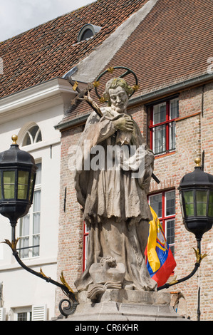 La statue de saint Jean Népomucène dans le centre de Bruges, Belgique Banque D'Images