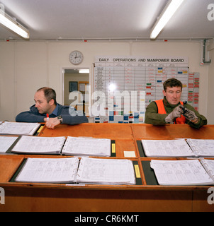 Le personnel au sol de l'ingénierie des flèches rouges, la RAF Aerobatic Team, attendre les pilotes signent avant de manuels de vol flight Banque D'Images