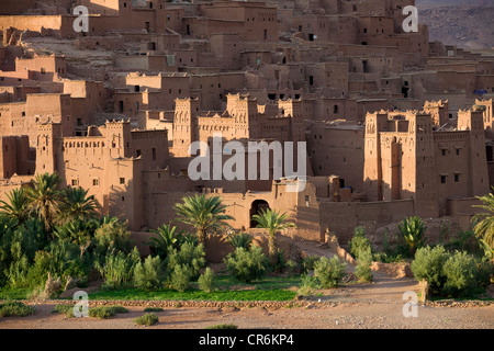 Coucher du soleil lumière attraper kasbahs fortifiées dans le village fortifié (KSAR) d'Ait Benhaddou, Maroc Banque D'Images