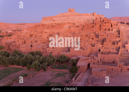 Kasbahs en ruine de la ville fortifiée (ksar) d'Ait Benhaddou au lever du soleil, le Maroc Banque D'Images