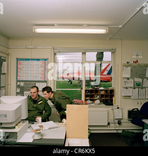 Le personnel au sol de l'ingénierie des flèches rouges, la RAF Aerobatic Team, consulter des informations techniques sur les mod les ordinateurs. Banque D'Images