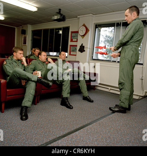 Le chef d'escadron Spike Jepson, chef de la flèches rouges, la RAF aerobatic équipe demande de nouvelles manoeuvres pour son équipe. Banque D'Images