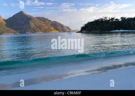 Wineglass Bay avec un yacht de croisière à l'ancre. La Tasmanie, Australie Banque D'Images