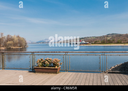 Passerelle à Lomond Shores Balloch Dunbartonshire de l'Ecosse avec à aubes Maid of the Loch et Ben Lomond Banque D'Images