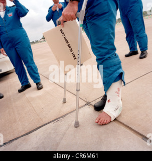 Le personnel au sol de l'ingénierie des flèches rouges, la RAF Aerobatic Team, une avec une cheville cassée récemment. Banque D'Images