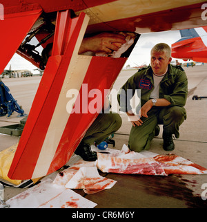 Le personnel au sol de l'ingénierie des flèches rouges, la RAF Aerobatic Team, effectuer les réparations entre vols d'entraînement à leur proie. Banque D'Images