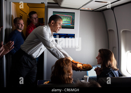 Le président américain Barack Obama célèbre l'anniversaire de Bloomberg correspondant de la Maison Blanche en présentant son Goldman Julianna avec un gâteau à bord d'Air Force One pendant le vol de Ramstein, en Allemagne à Joint Base Andrews, dans le Maryland le 2 mai 2012. Banque D'Images