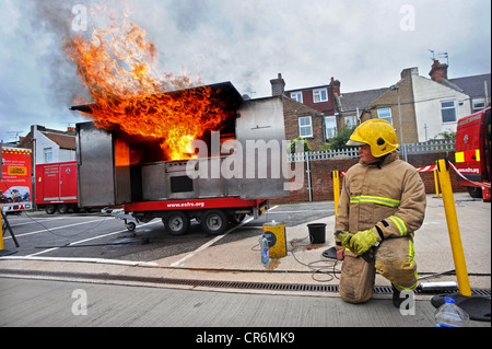 Démonstration par feu pan Chip East Sussex Fire et de sauvetage lors d'une journée portes ouvertes au poste de pompiers Eastbourne Banque D'Images
