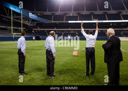 Le président américain Barack Obama marque un touchdown en jouant au football à Soldier Field, à la suite de l'OTAN Dîner de travail le 20 mai 2012 à Chicago, IL. Banque D'Images