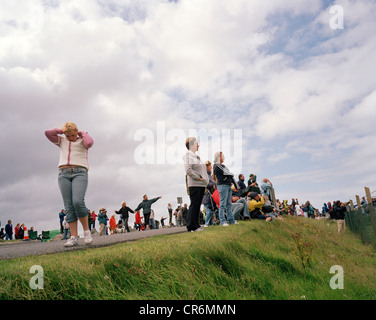 Spectateurs regarder les flèches rouges, la RAF aerobatic team affichage haut au-dessus de leurs têtes pendant un meeting aérien. Banque D'Images