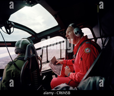 Commentateur de la masse les flèches rouges, la RAF aerobatic team vérifie au cours de la base du nuage local en taxi par hélicoptère. Banque D'Images