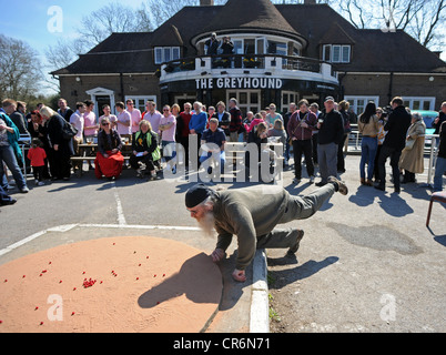 Action du Championnat de billes qui se tient chaque vendredi saint au Greyhound Pub à Tinsley Green Banque D'Images