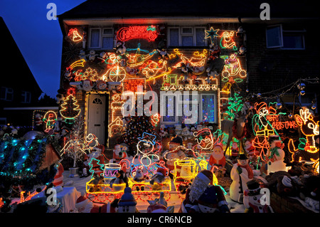 Des centaines de lumières de Noël décorer l'extérieur d'une maison à Brighton Banque D'Images