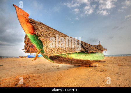 Kerala bateau de pêche sur la plage de Kovalam, Kerala, Inde Banque D'Images