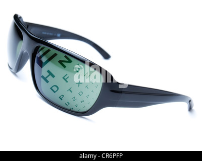 Dioptrique avec lunettes moderne tableau Snellen comme réflexion sur elle. Banque D'Images