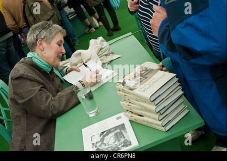 Ruth Richardson, historien et auteur du livre sur la photo de signature au Telegraph Hay Festival 2012, Hay-on-Wye, Powys, Wales, UK Banque D'Images