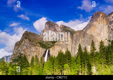Bridalveil Fall et la Tour Penchée, Yosemite National Park, California USA Banque D'Images