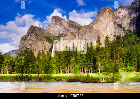 Bridalveil Fall et la Tour Penchée, Yosemite National Park, California USA Banque D'Images