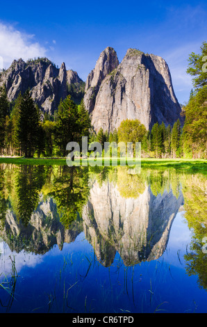 Les roches de la cathédrale reflète dans l'étang, Yosemite National Park, California USA Banque D'Images
