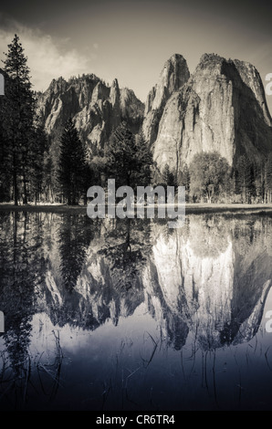 Les roches de la cathédrale reflète dans l'étang, Yosemite National Park, California USA Banque D'Images