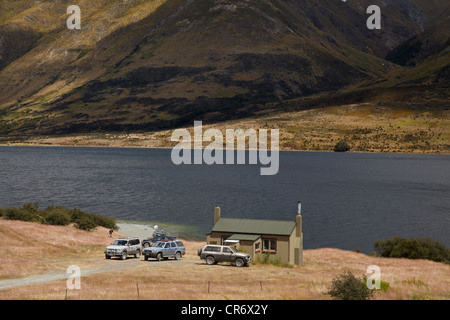 4X4 à Hut Careys, au nord du lac Mavora, et montagnes Livingstone, Southland, île du Sud, Nouvelle-Zélande Banque D'Images