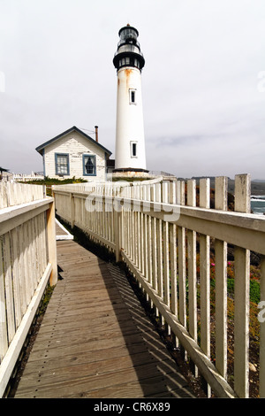 Low Angle View of the Pigeon Point Lighthouse avec une clôture, Comté de San Mateo, Californie Banque D'Images