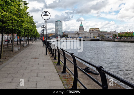 Vue de la Custom House et le Liberty Hall avec la rivière Liffey, Dublin , Irlande
