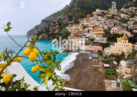 Portrait d'une ville à flanc de coteau, Positano, Campanie, Italie Banque D'Images