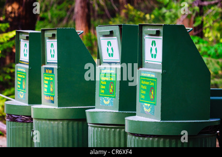 Les boîtes de recyclage, Yosemite National Park, California USA Banque D'Images