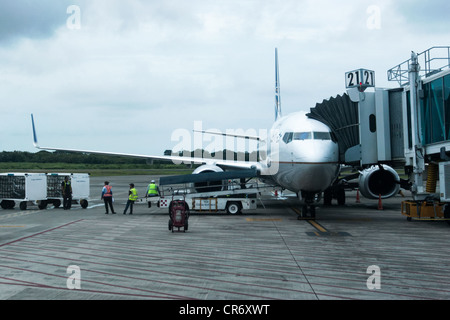 Avion sur la porte de l'aéroport Banque D'Images