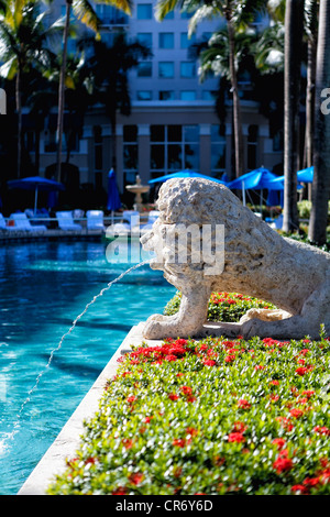 Trombe marine Lion Sculpture à la piscine, l'hôtel The Ritz-Carlton, San Juan, Puerto Rico Banque D'Images