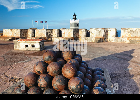 S'empilaient des boulets de sur un bastion, le Fort San Felipe del Morro, San Juan, Puerto Rico Banque D'Images