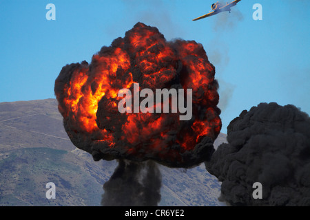 Explosion contrôlée à plus de Warbirds Airshow, Wanaka Otago, île du Sud, Nouvelle-Zélande Banque D'Images