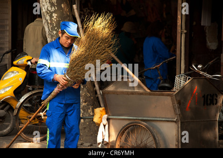 Street Sweeper balai balayer à l'ancienne en Chine Shanghai Banque D'Images