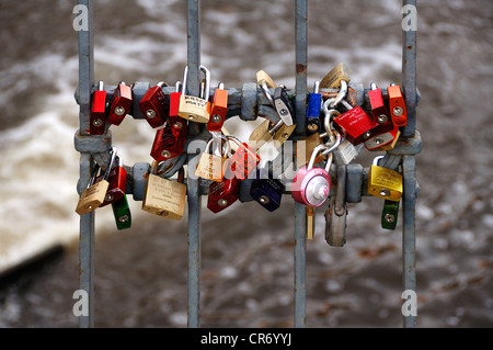 Cadenas colorés, l'amour, sur la rambarde du pont de Brausebruecke, Lunebourg, Basse-Saxe, Allemagne, Europe Banque D'Images