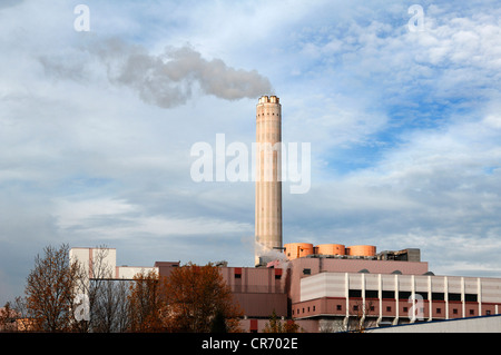 La cogénération de chaleur et d'électricité avec une cheminée de fumer dans le centre industriel, Schweinfurt, Basse Franconie, Bavière Banque D'Images