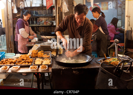 Blocage de la rue de Chine Shanghai Asie Vente de plats chinois et des collations Banque D'Images